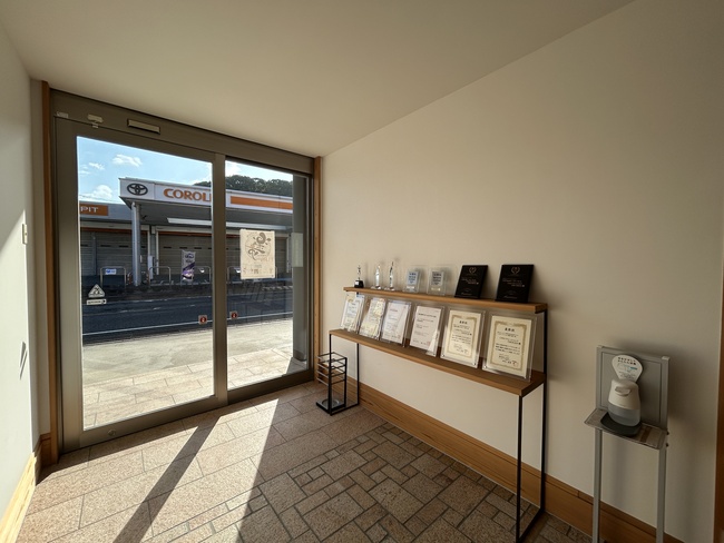 皆様のおかげでいただいた賞状と盾です