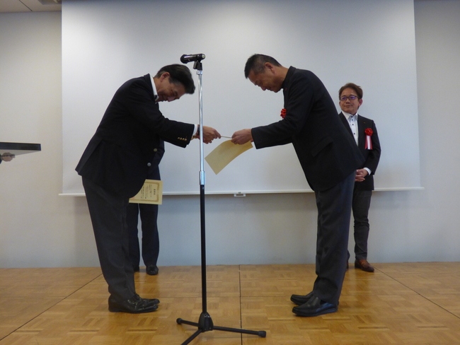 表彰式での様子。2つの部門で壇上に上がることができました。